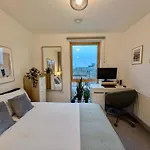 Charming Flat With Balcony In London
