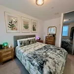 Charming Flat With Balcony In London