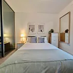 Charming Flat With Balcony In London