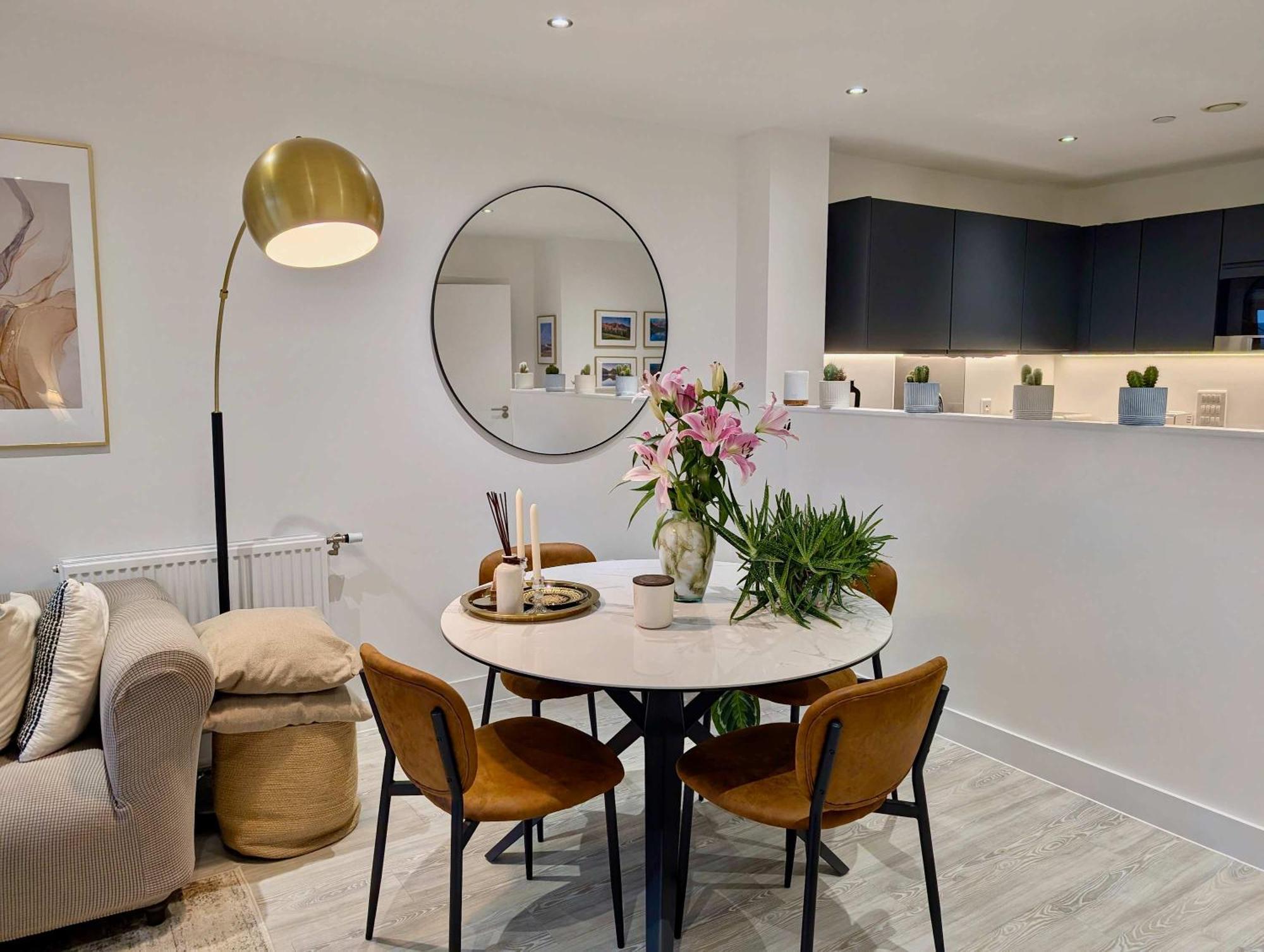 Charming Flat With Balcony In Londra