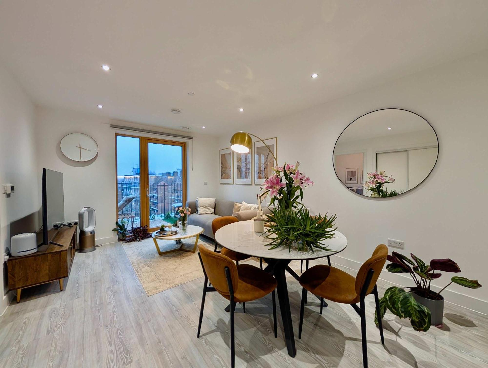 Charming Flat With Balcony In * Londra